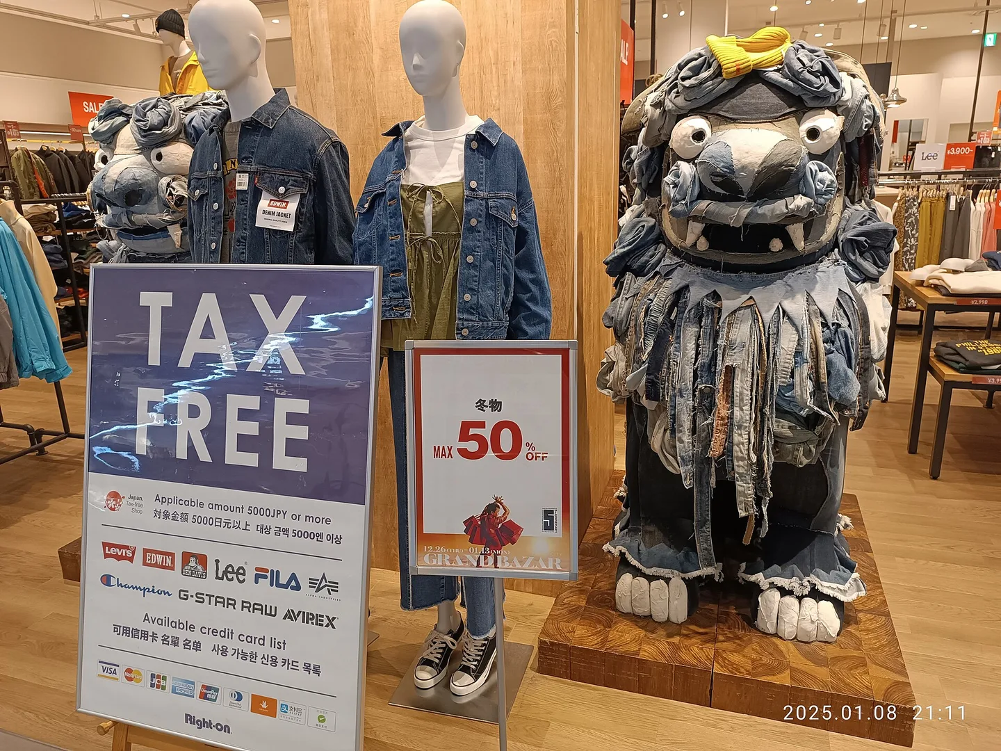 A "Tax Free" sign at a clothing shop in Japan showing the ¥5,000 minimum