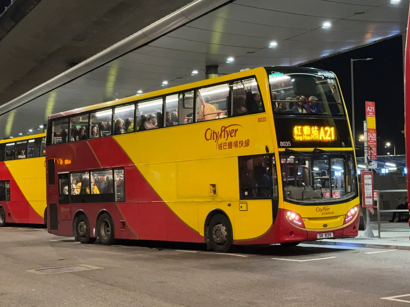 停在香港機場巴士總站、開往紅磡站的城巴Cityflyer A21雙層巴士