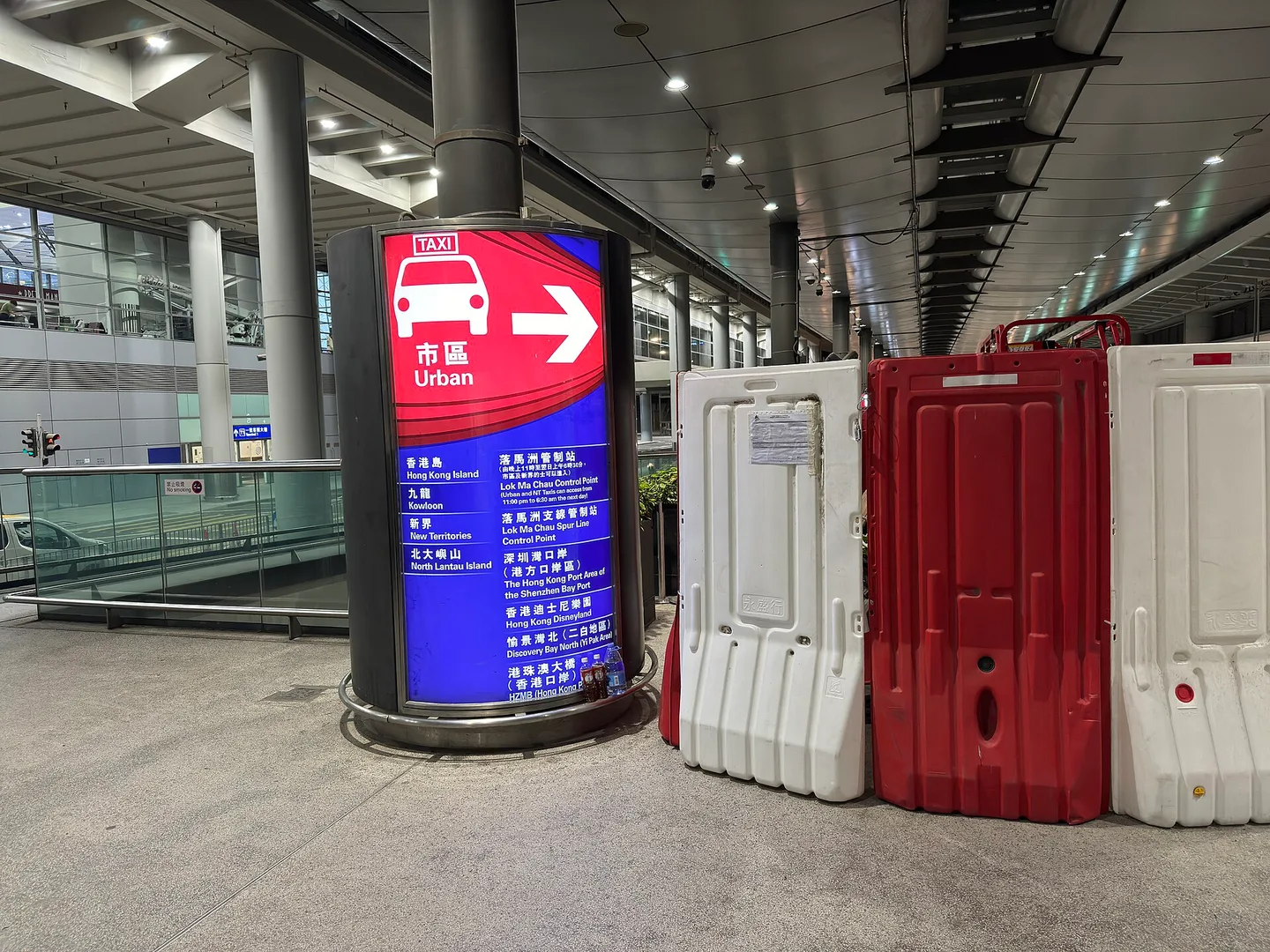 香港國際機場的士站的紅色市區的士（Urban）指示牌