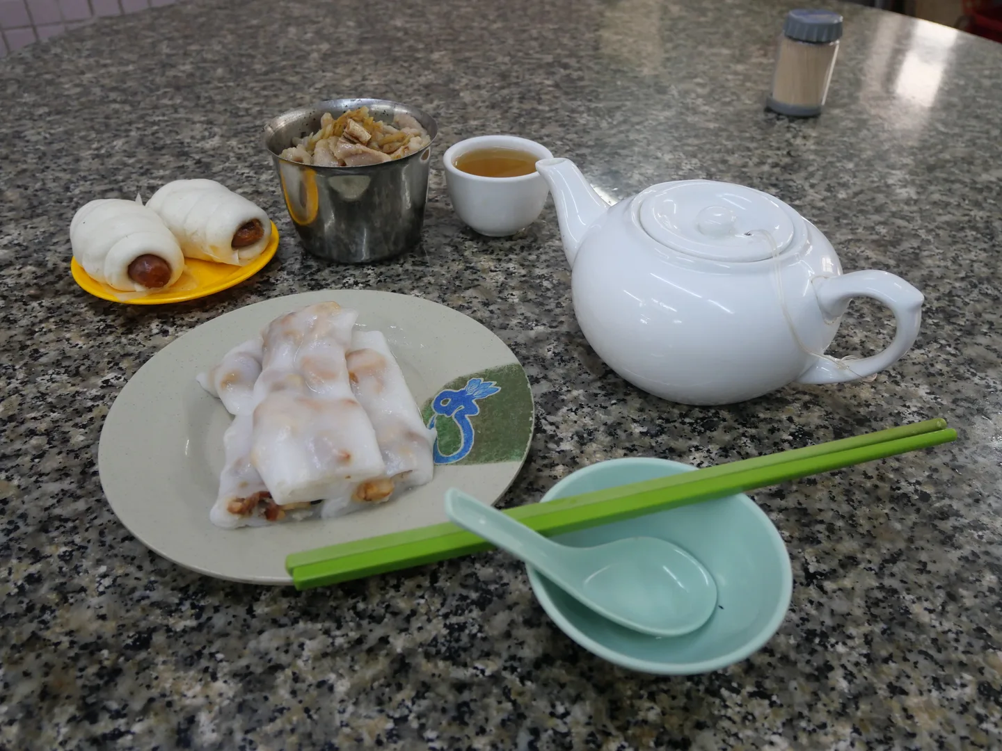 One person's yum cha set: a pot of tea with two steamers — Photo: Peachyeung316 (CC BY-SA 4.0)