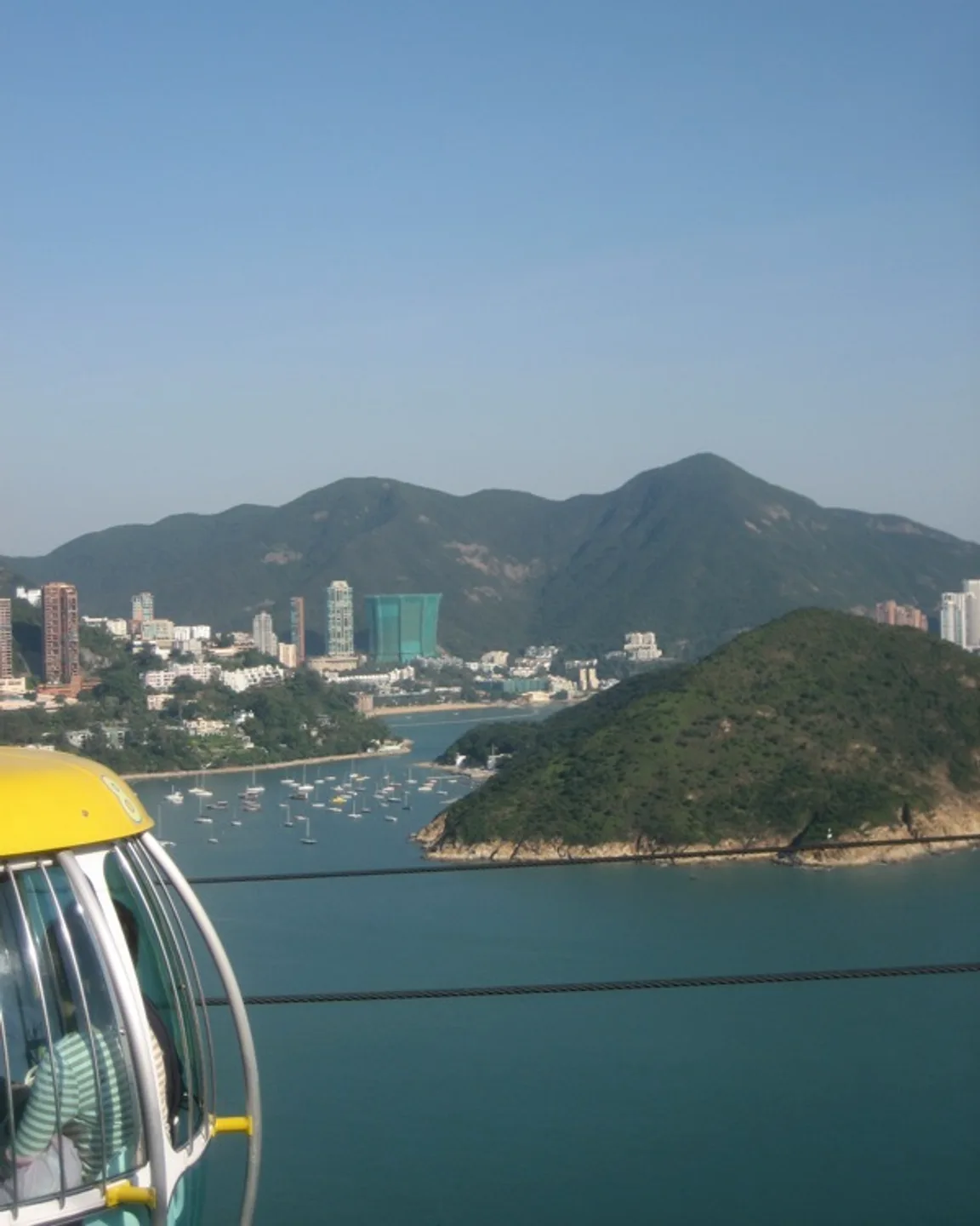 Ocean Park's cable car over the south side of Hong Kong Island — Photo: Mk2010 (CC BY-SA 3.0), via Wikimedia Commons