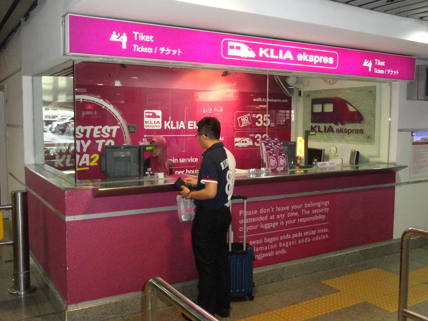 KLIA Ekspres ticket counter at KL Sentral — Photo: Fabio Achilli (CC BY 2.0)