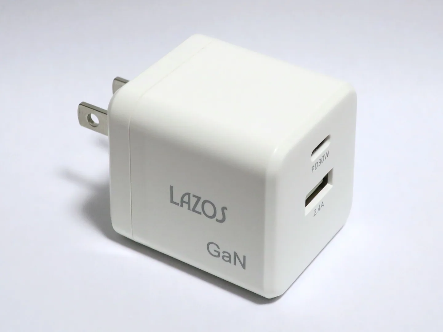 USB-C 2포트 GaN 충전기 — INPUT 100–240V 프리볼트면 돼지코만으로 충분 — 사진: Qurren (CC BY-SA 4.0)