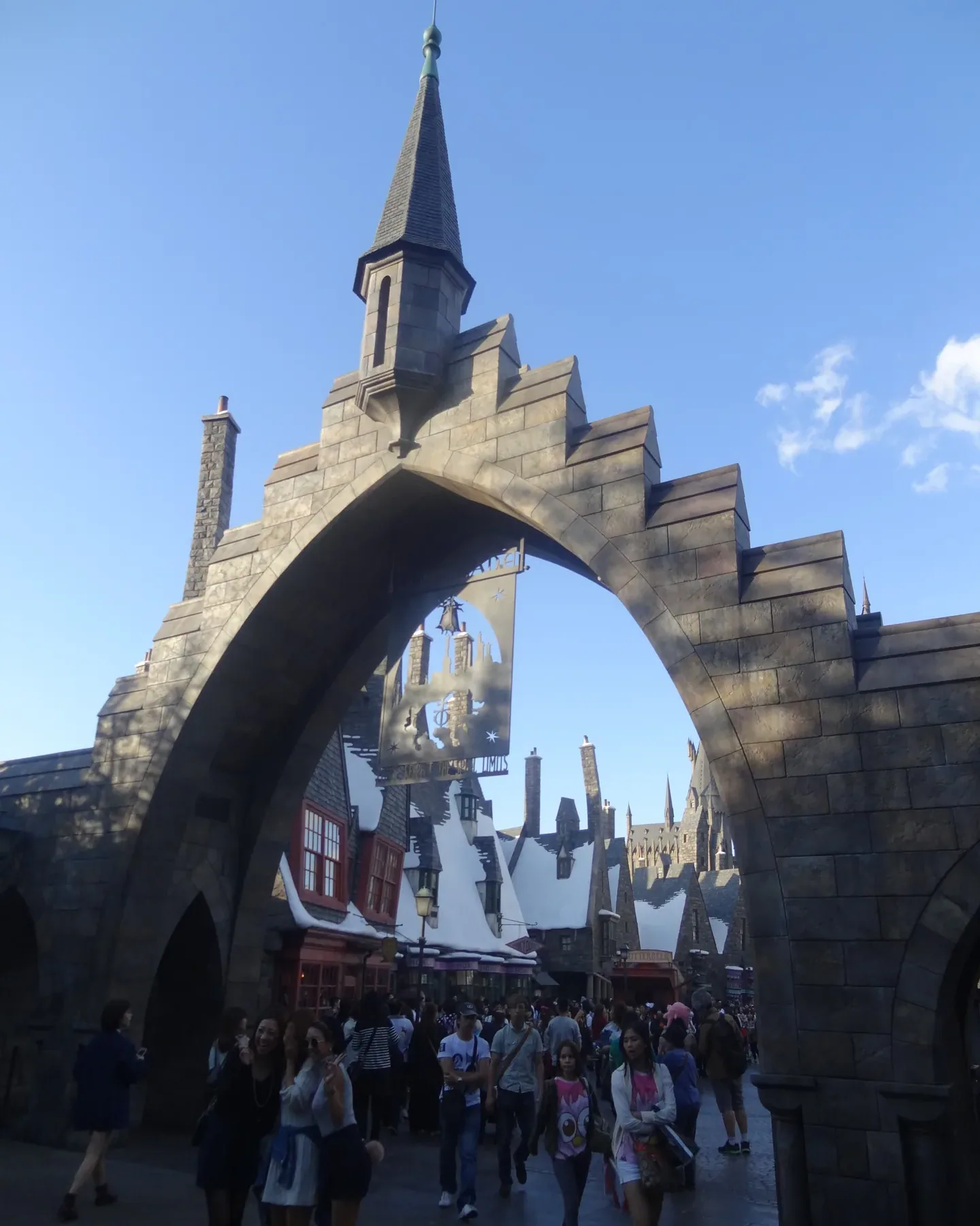 USJ 위저딩 월드 입구 아치와 호그와트 성 — Photo: Freddo (CC BY-SA 4.0)