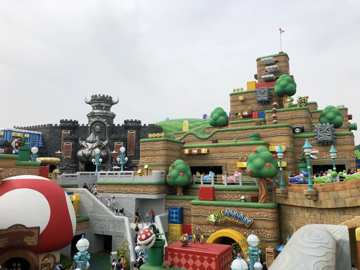 쿠파성과 요시 어드벤처가 보이는 USJ 슈퍼 닌텐도 월드 — Photo: Basil the Bat Lord (CC BY-SA 4.0)