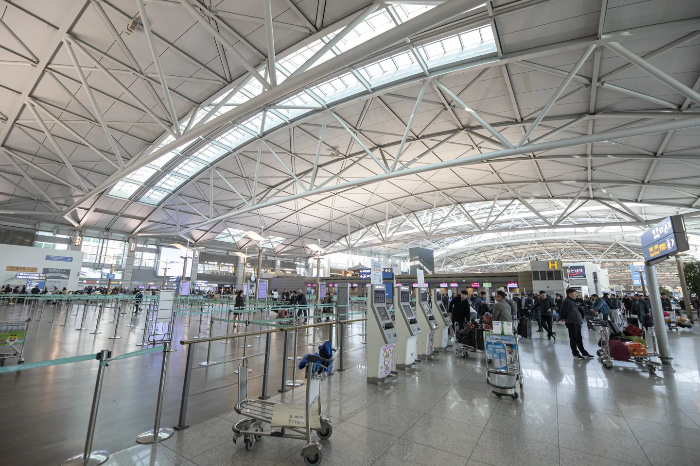 The departure hall of Incheon International Airport Terminal 1 beneath its sweeping steel-and-glass roof. — Photo: Arne Müseler (CC BY-SA 3.0 DE)