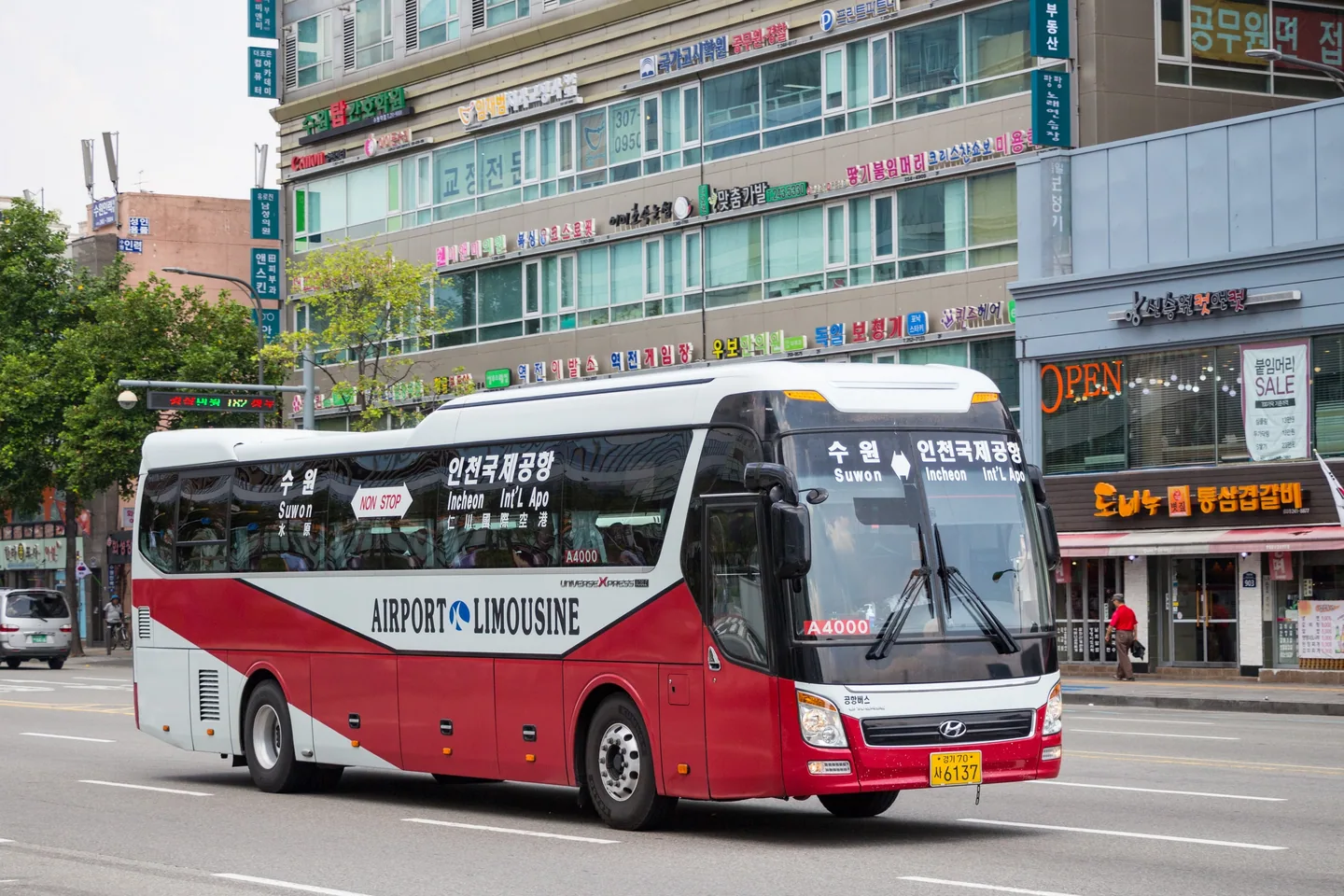 A red-and-white Korean airport limousine bus signed for Incheon International Airport. — Photo: Ilya Plekhanov (CC BY-SA 4.0)