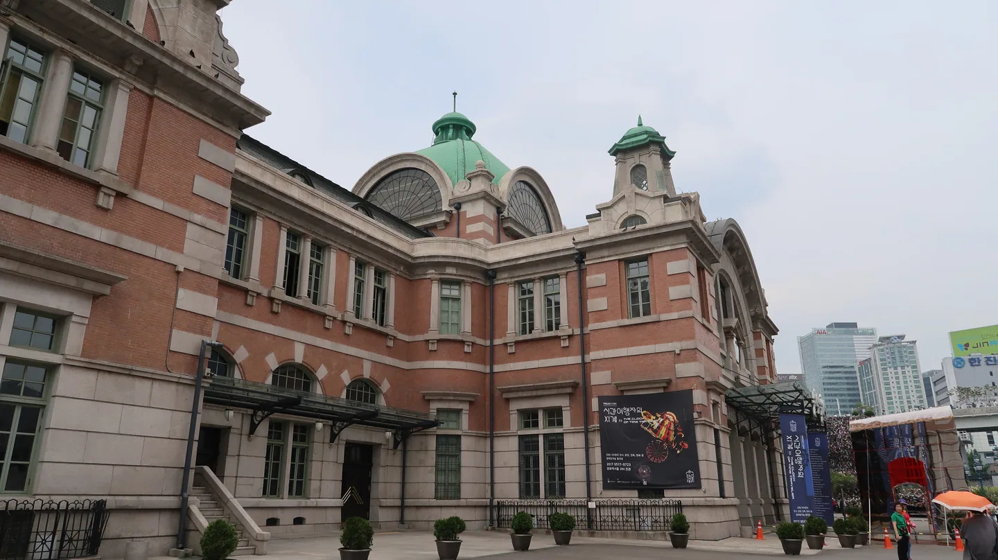 The historic 1925 Seoul Station building, now Culture Station Seoul 284, with its landmark green dome. — Photo: Korearoadtour (CC BY-SA 4.0)