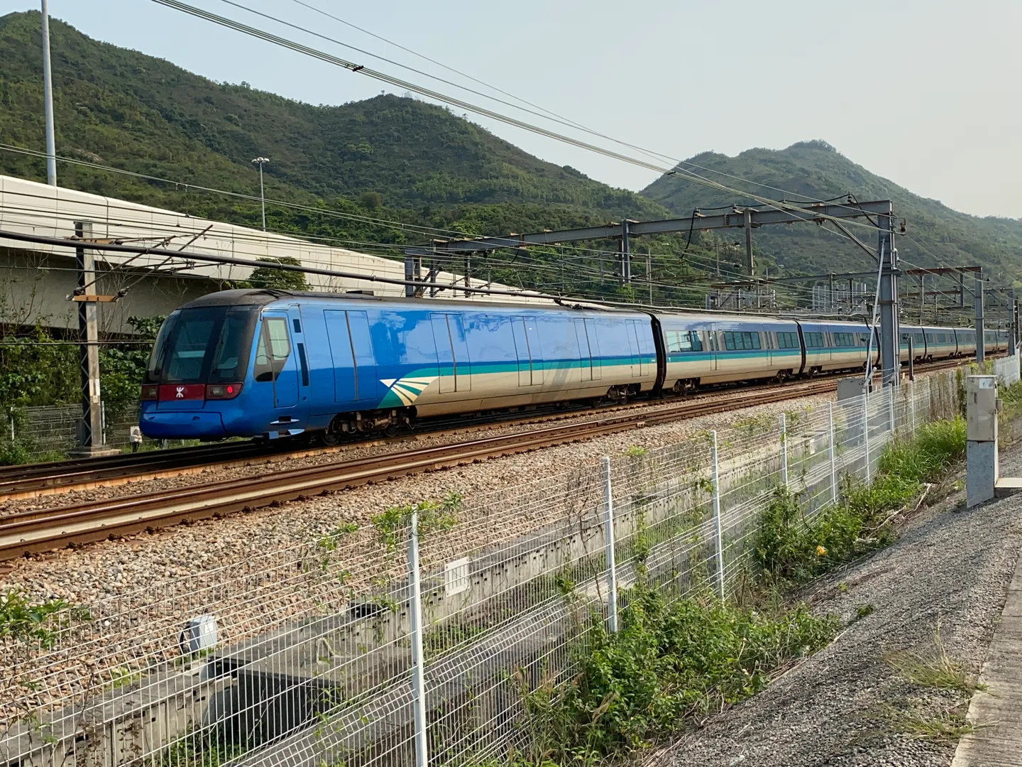 홍콩 공항과 시내를 잇는 공항철도(Airport Express) 열차 — 사진: LN9267 (CC BY-SA 4.0)