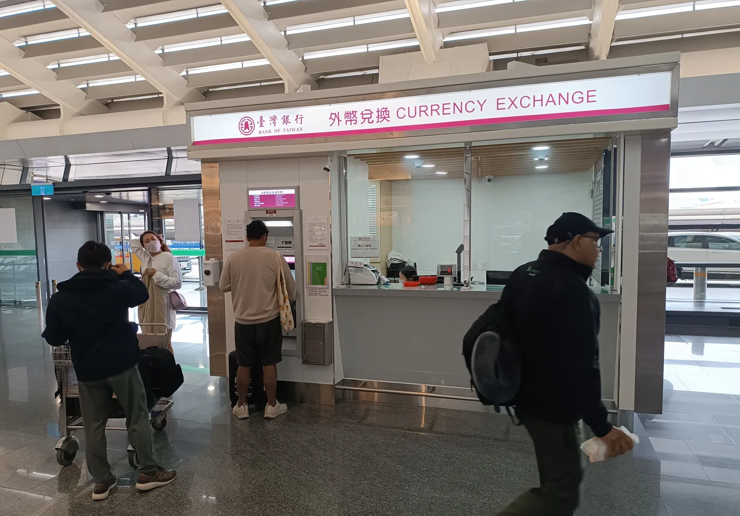 타오위안 공항 제1터미널 입국장의 대만은행 환전 창구 — 사진: Meutnake Ah ManHO (CC0)