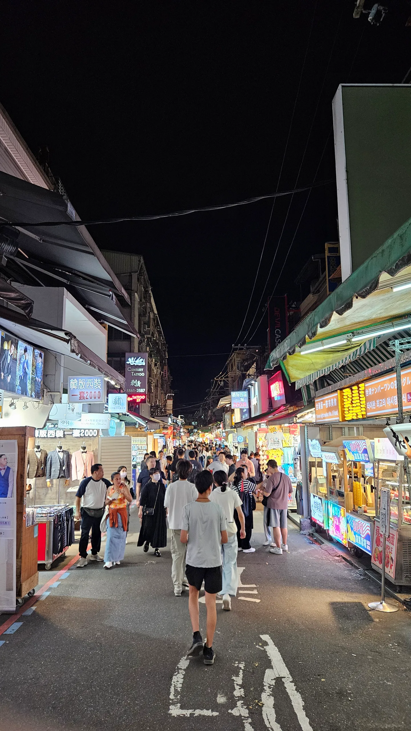 현금 결제가 기본인 타이베이 스린 야시장 거리 — 사진: Ganmatthew (CC BY 4.0)