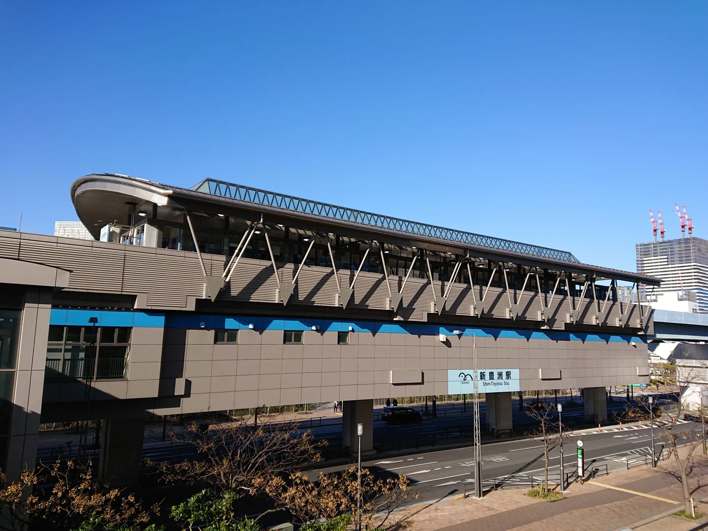 Shin-Toyosu Station on the Yurikamome line, the closest stop to teamLab Planets — Photo: Lombroso (CC BY-SA 4.0)
