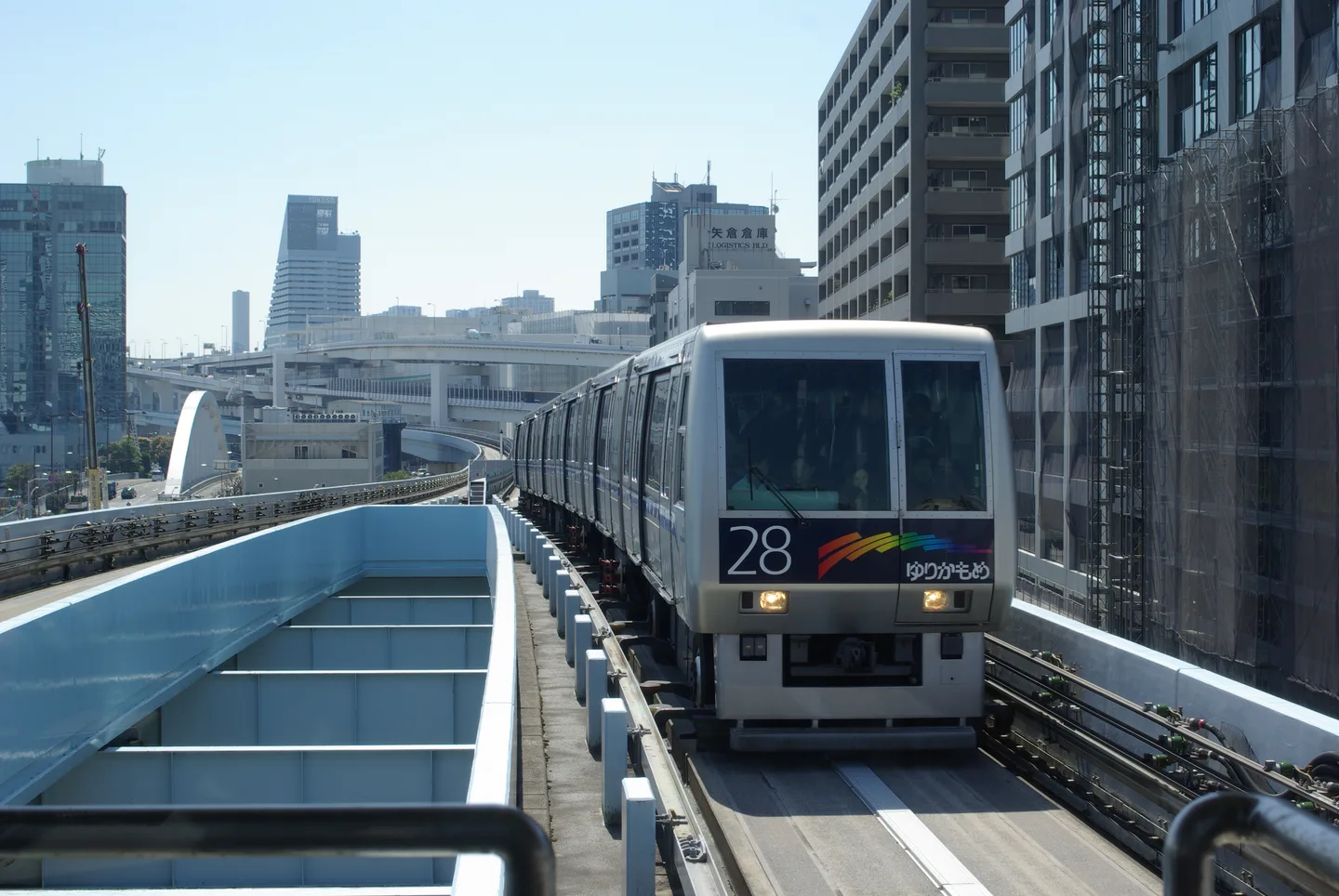 A Yurikamome line train — the link for the Toyosu-to-Azabudai same-day hop — Photo: Svetlov Artem (CC0)