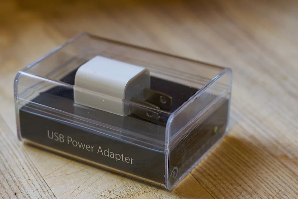 A compact multi-voltage USB power adapter with flat Type A pins — Photo: cogdogblog (CC0)