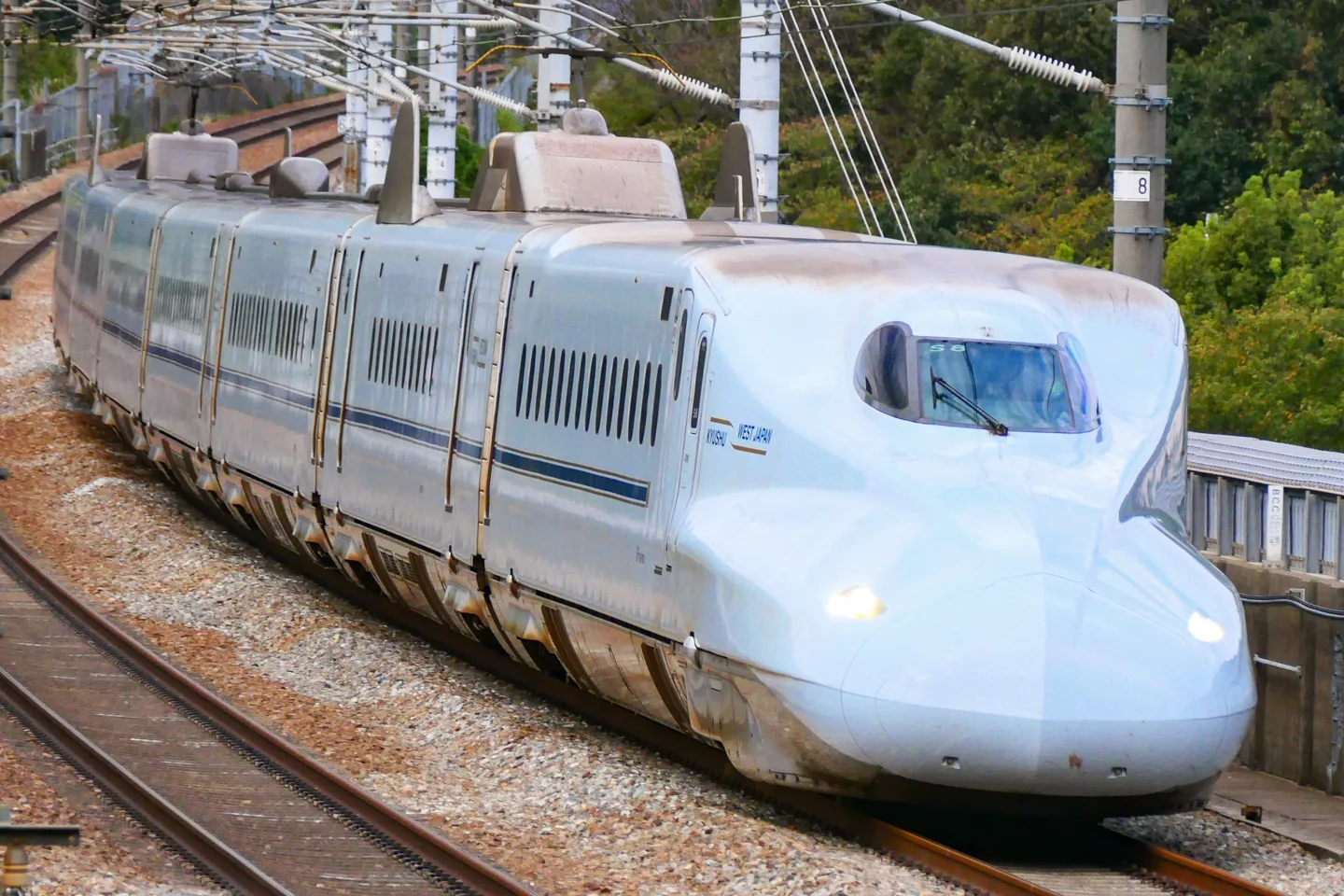 An N700-7000 series Sakura on the Sanyo Shinkansen — covered seat-reserved by the ¥17,000 Kansai-Hiroshima Area Pass — Photo: MaedaAkihiko (CC BY-SA 4.0)
