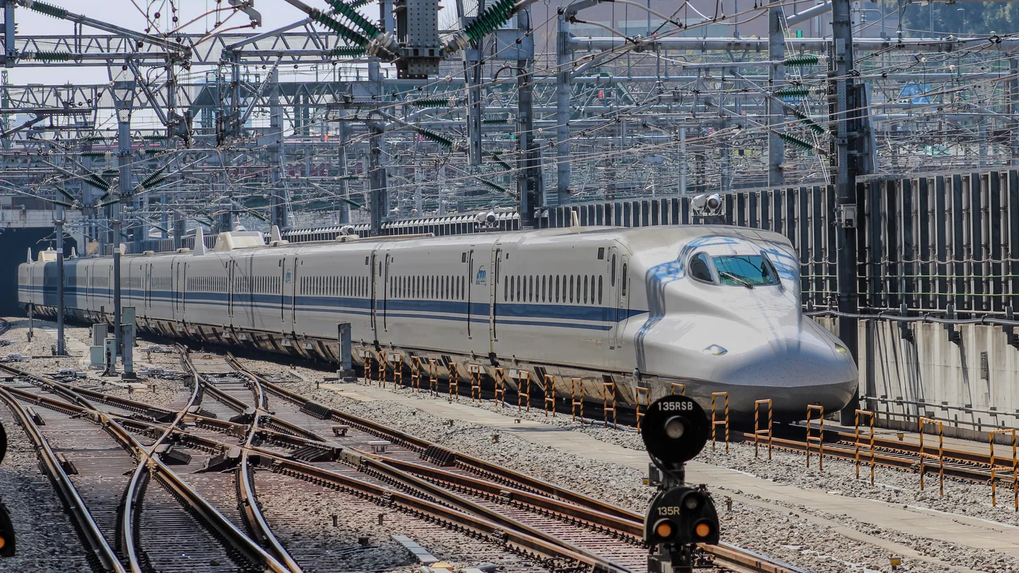 An N700 series Shinkansen on the Tokaido line near Tokyo — the Tokyo-Osaka run is the fare that decides most pass math — Photo: David Kernan (CC BY 4.0)