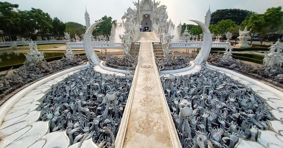 チェンマイ発 チェンライ 白・黒・青の寺院 日帰りツアー